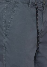 Shorts légers gris en tissu lisse, avec une fermeture à cordon coloré et des poches latérales.