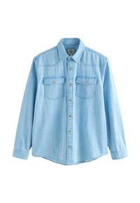 Chemise en denim bleu clair à manches longues avec boutonnière à l'avant et deux poches poitrine à rabats boutonnés.
