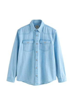 Světle modrá džínová košile s dlouhým rukávem, zapínáním na knoflíky a dvěma náprsními kapsami s klopy na knoflíky.
