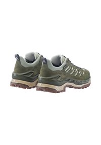 Een paar groene en beige wandelschoenen met gestructureerde rubberen zolen, mesh enkelboorden en veters, gezien van achteren en opzij.