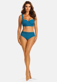 Zestaw bikini w kolorze turkusowym, składający się z usztywnionego, wyściełanego topu z szerokimi ramiączkami oraz wysokich majtek. Gładka tekstura i metaliczny akcent na pasku.