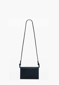 Schwarze Leder-Crossbody-Tasche mit rechteckiger Form, geknotetem Trageriemen und glatter Textur. Minimalistisches Design, ohne äußere Beschläge oder Verzierungen.