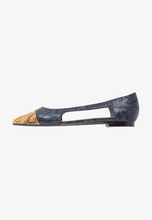 Zapato plano femenino con puntera puntiaguda de piel de serpiente en naranja y negro y costados de piel de serpiente azul marino con un diseño recortado.