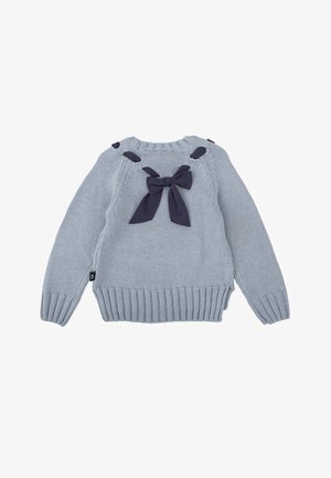 Suéter de punto azul claro con bajo y puños acanalados, que presenta detalles de lazo y botones azul marino en los hombros.