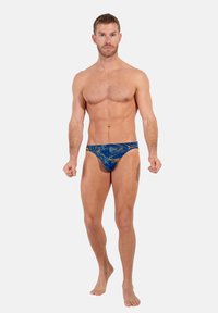 Blaue Schwimmshorts mit einem wirbelnden goldenen und marineblauen Muster, aus einem glatten, dehnbaren Material gefertigt, das für Komfort und Sitz sorgt.