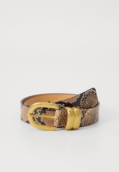 Snarespatteret bælte i brun og sort med en skinnende guld dobbeltspænde. Har en glat inderside. Klassisk design.