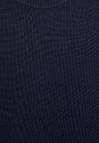 Tissu en tricot bleu marine foncé avec encolure côtelée visible et motif de maille texturé.