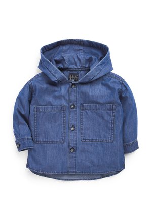 Niebieska dżinsowa kurtka dla malucha z kapturem, zapinana na guziki, z dwoma dużymi przednimi kieszeniami oraz mankietami na guziki, na białym tle.