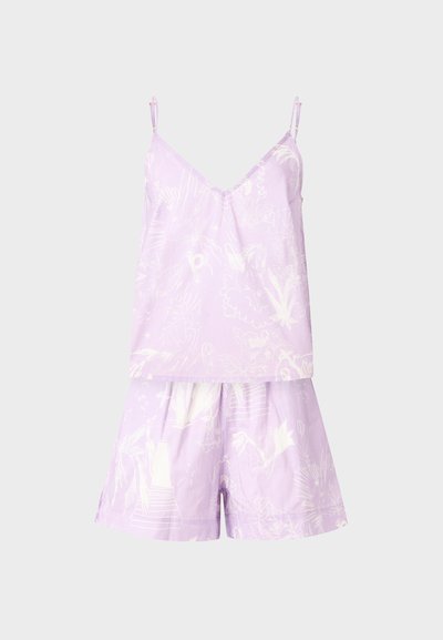 Ensemble de pyjama en satin violet clair avec un haut sans manches à col en V et un short ample assorti, les deux présentant un motif abstrait blanc subtil.