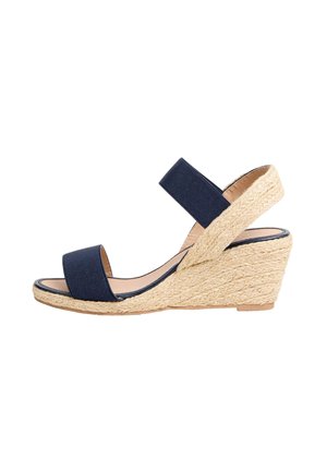 Mørkeblå espadrille wedgesandal med to stoffremme, en vævet jutehælt og en glat sål, der har et moderat højt wedgesdesign.