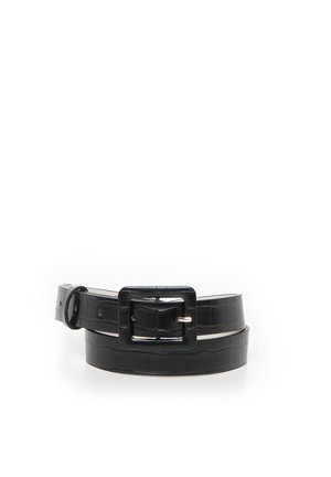 Cintura in pelle nera con motivo coccodrillo e grande fibbia quadrata nera, arrotolata su sfondo bianco.