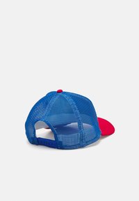 Gorra de béisbol de malla azul con visera y botón superior rojos; cierre ajustable tipo snapback; la malla texturizada proporciona transpirabilidad.