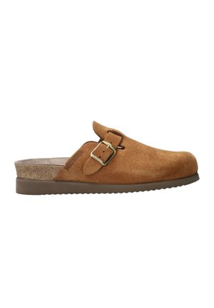 Sabot en daim marron clair à enfiler, avec boucle dorée réglable, semelle intérieure en liège moulée et semelle extérieure en caoutchouc foncé.