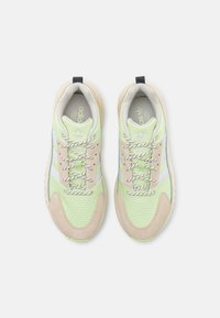 Grüne und beige Sneakers mit strukturiertem Mesh, Wildleder-Akzenten und geometrischem Muster. Enthält graue Streifen und gemusterte Schnürsenkel.