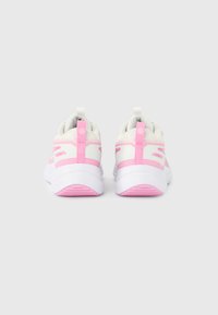 Άσπρα και ροζ αθλητικά παπούτσια με ανώτερο μέρος από υφασμάτινο δίχτυ με υφή, μαξιλαρωμένο γύρο στον αστράγαλο και λαστιχένια εξωτερική σόλα· διαθέτουν θηλιές για έλξη και λογότυπα.