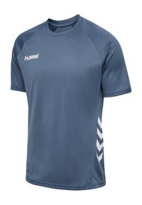 Maillot de sport bleu à manches courtes avec col rond, logo blanc "hummel" sur la poitrine et bandes chevrons blanches sur les côtés.