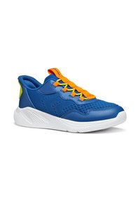 Scarpe da ginnastica blu con tomaia in mesh e materiale sintetico, caratterizzate da lacci arancioni, una suola bianca texturizzata e dettagli forati per la traspirabilità.