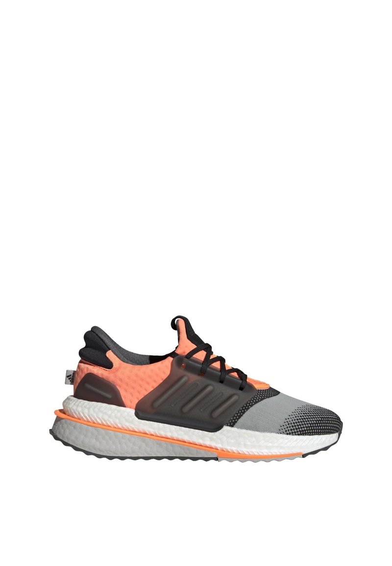 Zapatillas deportivas con parte superior de malla en gris y naranja, con acentos en negro. Suela blanca gruesa con patrón texturizado y tachuelas de goma.
