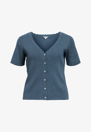 Trumpomis rankovėmis, susegamas megztinis iš ribbingo audinio šaltesnės mėlynos spalvos, su V formos iškirpte ir banguotomis kraštelėmis aplink kaklą ir sagų eilių juostą.