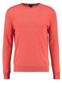 Koralowy sweter z długim rękawem, wykonany z miękkiego materiału, z okrągłym dekoltem, ściągaczami przy mankietach i na dole, zaprojektowany z gładką teksturą i jednolitym kolorem.