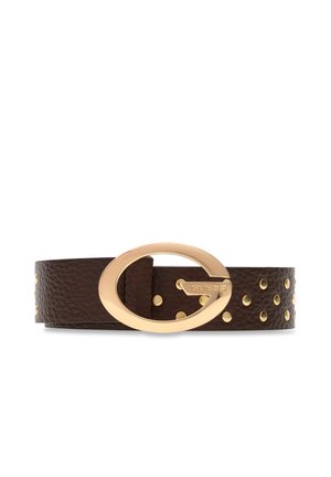 Ceinture en cuir marron foncé avec boucle ovale dorée et rivets dorés ronds le long de la sangle, boucle gravée du nom de la marque "GUESS".