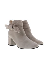 Graue Wildleder-Stiefeletten mit einem geschichteten Design, einer gebundenen Schleife am Knöchel und einem Blockabsatz. Abgerunde Zehenform und glatte Textur.