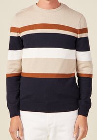 Pull en tricot à manches longues avec des rayures horizontales en beige, blanc, marron et bleu marine. Col et poignets côtelés, texture lisse.