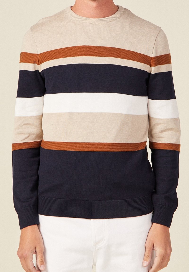 Pull en tricot à manches longues avec des rayures horizontales en beige, blanc, marron et bleu marine. Col et poignets côtelés, texture lisse.