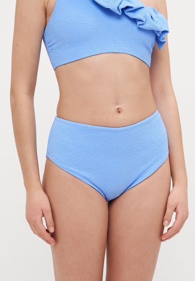 Conjunto de baño texturizado en azul que incluye una parte superior recortada con detalles de volantes y una parte inferior de talle alto, ambos en un suave color azul sólido.