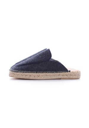 Pantofole di feltro grigio scuro con una parte superiore morbida e piegata e una suola in corda di juta. Presentano un design piatto e la punta arrotondata per il massimo comfort.