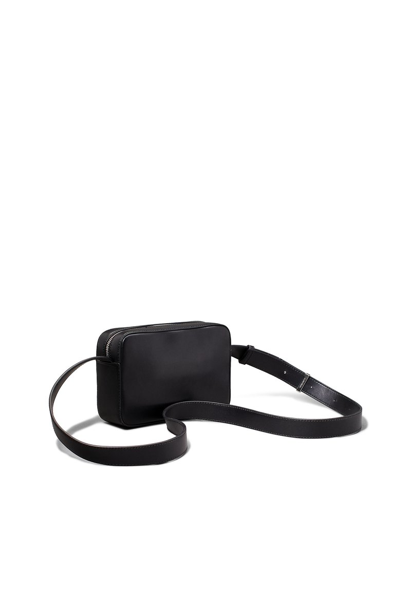Borsa a tracolla nera in pelle con forma rettangolare, chiusura con zip e tracolla regolabile. Texture liscia con minimi dettagli in metallo.