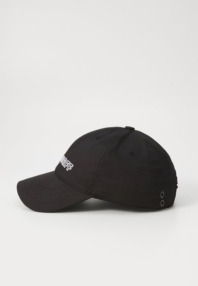 Casquette de baseball noire en tissu avec une visière courbée, comportant un texte brodé sur le devant et des trous de ventilation sur les côtés.