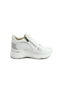 Sneaker bianco in pelle con dettagli argentati, finiture perforate e cerniera laterale. Suola intermedia spessa e testurizzata e design con punta rotonda.