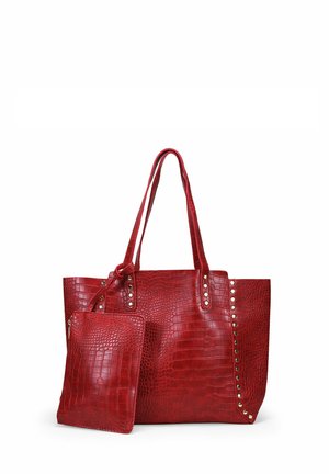 Bolso tote de imitación de cuero de cocodrilo rojo con acentos de tachuelas, que cuenta con dos asas resistentes y un pouch con cremallera a juego.