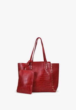 Bolso tote de imitación de cuero de cocodrilo rojo con acentos de tachuelas, que cuenta con dos asas resistentes y un pouch con cremallera a juego.