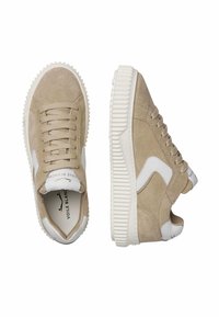 Sneaker beige in suede con accenti bianchi, punta rotonda, design con lacci e suola in gomma testurizzata con righe pronunciate. Marchio visibile all'interno.