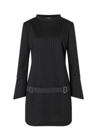 Schwarzes Kleid mit vertikalen silbernen Streifen, hohem Kragen, Glockenärmel und einem strukturierten schwarzen Gürtel mit einer Schnalle in der Taille.