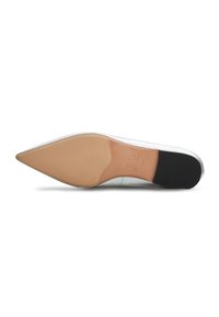 Witte schoenen met spitse neuzen, vervaardigd uit glad leer en met een nude synthetische zool. Beschikt over een zwarte accent op de hiel voor extra contrast.