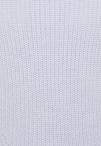 Tissu tricoté bleu clair avec un motif côtelé texturé, présentant des mailles uniformément espacées et une finition lisse. Apparence de matériau doux.