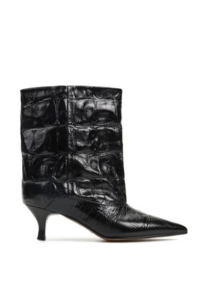 Czarny skórzany botek sięgający do połowy łydki z teksturą przypominającą skórę krokodyla, zaostrzonym noskiem i niskim kocim obcasem, pokazany na białym tle.
