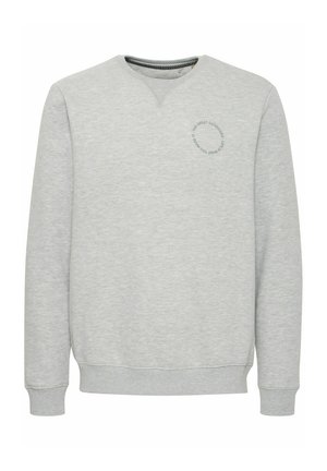 Jasnoszary sweter z dekoltem w kształcie litery V, z prążkowanymi mankietami i dołem oraz okrągłym nadrukiem na klatce piersiowej. Miękka tekstura.