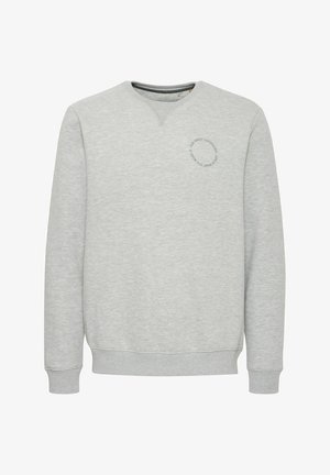 Jasnoszary sweter z dekoltem w kształcie litery V, z prążkowanymi mankietami i dołem oraz okrągłym nadrukiem na klatce piersiowej. Miękka tekstura.