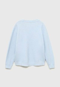 Svetra svetlo modre barve iz pletenine, z okroglim vratnim izrezom, dolgimi rokavi, rebrastimi manšetami in teksturiranim zaključkom. Oblika je sproščena in udobna.