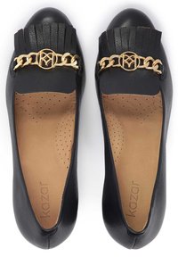 Ballerine in pelle nera con un design frangiato e una catena dorata che attraversa la parte superiore. L'interno è beige con dettagli perforati.