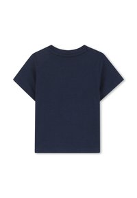 T-shirt in cotone blu navy con maniche corte, colletto a girocollo e design semplice. Il tessuto sembra liscio e morbido con un colore uniforme.