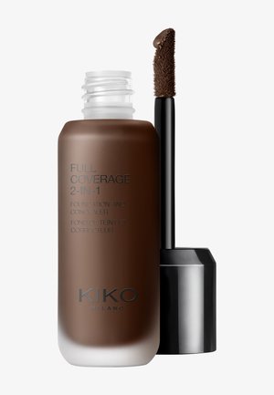 Flere dækninger 2-i-1 foundation og concealer flaske i mørkebrun med applikatorstav, der viser produkt på børstespidsen.