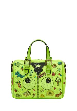 Kleine felgroene handtas met twee handvatten, versierd met grote cartoonogen, ritssluitingafbeelding en kleurrijke patches met woorden en symbolen.