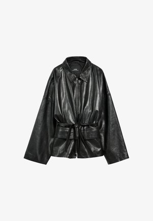 Czarna skórzana kurtka z wysokim kołnierzem, zamkiem z przodu, szerokimi rękawami, paskiem w talii i dwoma kieszeniami z przodu. Gładka, błyszcząca faktura.