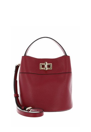 Sac à main en cuir rouge avec poignée supérieure, bandoulière réglable et fermoir rectangulaire doré à fermeture tournante à l'avant.