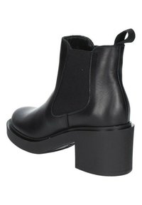 Stivale alla caviglia in pelle nera con pannello elastico laterale, punta arrotondata e tacco spesso. Presenta una tomaia liscia e una linguetta sul retro.